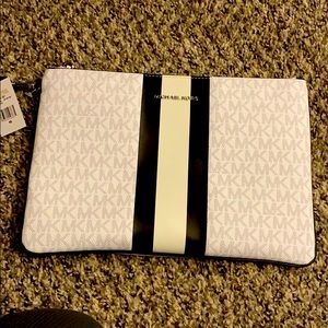 Micheal Kors Jet Set Large Zip Pouch